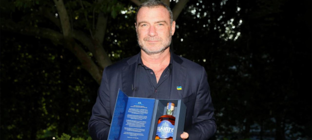 Liev Schreiber attends the BlueCheck Ukraine and Sláinte Irish Whiskey partnership celebration in Washington, D.C.