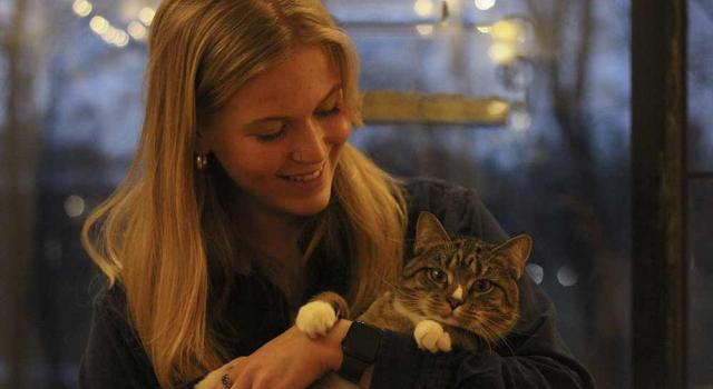 Student Lynsey and their cat Titan
