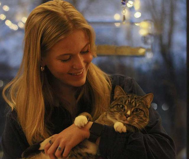 Student Lynsey and their cat Titan