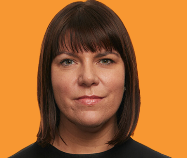 Amanda Dennis's face on an orange background.