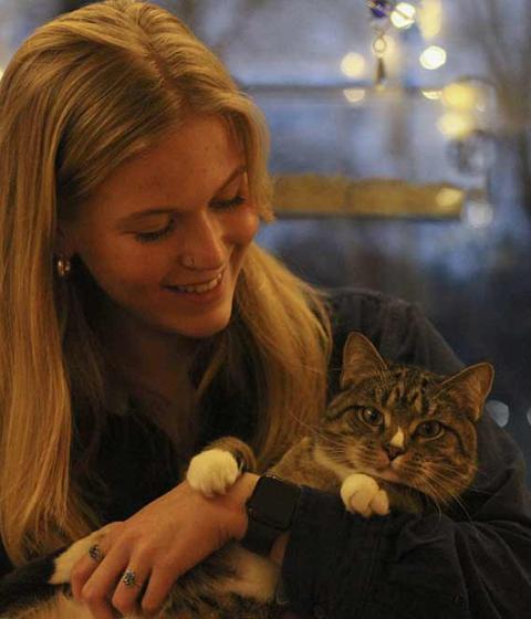 Student Lynsey and their cat Titan